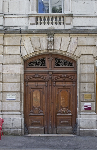 Logis principal, façade sur rue : détail du portail d'entrée. © Yves Sancey / Région Bourgogne-Franche-Comté, Inventaire du patrimoine - 2011