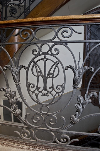 Logis principal, escalier dans oeuvre : détail du monogramme sur la rampe en ferronnerie. © Yves Sancey / Région Bourgogne-Franche-Comté, Inventaire du patrimoine - 2011