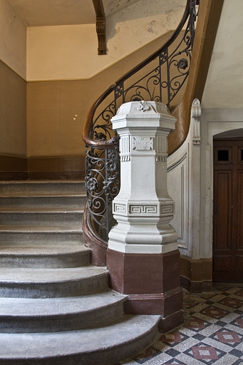 Logis principal, départ de l'escalier dans oeuvre. © Yves Sancey / Région Bourgogne-Franche-Comté, Inventaire du patrimoine - 2011