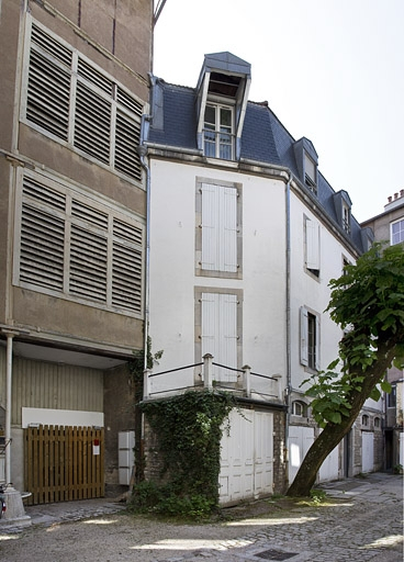 Logis secondaire à gauche de la cour : vue d'ensemble. © Yves Sancey / Région Bourgogne-Franche-Comté, Inventaire du patrimoine - 2011