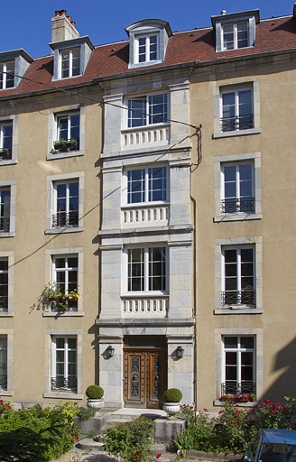 Logis secondaire à gauche dans la cour, façade : détail de la partie centrale. © Yves Sancey / Région Bourgogne-Franche-Comté, Inventaire du patrimoine - 2011