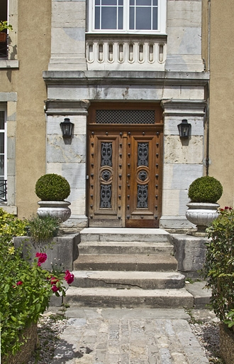 Logis secondaire à gauche dans la cour, façade : détail de la porte d'entrée. © Yves Sancey / Région Bourgogne-Franche-Comté, Inventaire du patrimoine - 2011