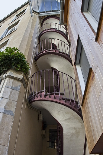 Logis secondaire gauche : détail de l'escalier à cage ouverte à l'extrémité du bâtiment. © Yves Sancey / Région Bourgogne-Franche-Comté, Inventaire du patrimoine - 2011