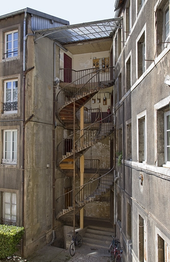 Vue d'ensemble de l'escalier à cage ouverte entre le logis secondaire droit et le logis principal. © Yves Sancey / Région Bourgogne-Franche-Comté, Inventaire du patrimoine - 2011