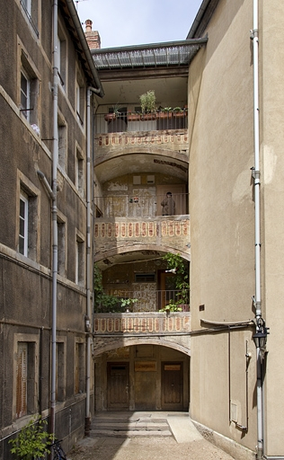 Vue d'ensemble des galeries superposées entre le logis secondaire gauche et le logis principal. © Yves Sancey / Région Bourgogne-Franche-Comté, Inventaire du patrimoine - 2011
