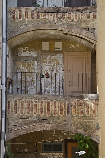 Galeries superposées entre le logis secondaire gauche et le logis principal : détail de la galerie du deuxième étage. © Yves Sancey / Région Bourgogne-Franche-Comté, Inventaire du patrimoine - 2011