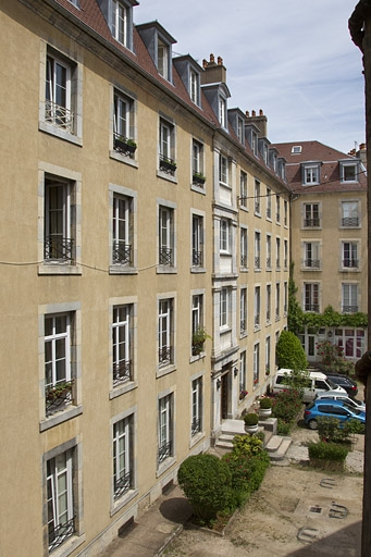Logis secondaire gauche : vue d'ensemble de la façade antérieure, de trois quarts droit. © Yves Sancey / Région Bourgogne-Franche-Comté, Inventaire du patrimoine - 2011