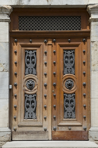 Logis secondaire gauche : vue rapprochée de la porte d'entrée. © Yves Sancey / Région Bourgogne-Franche-Comté, Inventaire du patrimoine - 2011