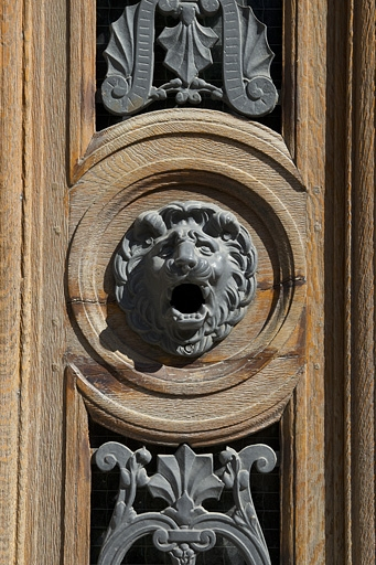 Logis secondaire gauche, porte d'entrée : décor, détail d'une tête de lion. © Yves Sancey / Région Bourgogne-Franche-Comté, Inventaire du patrimoine - 2011
