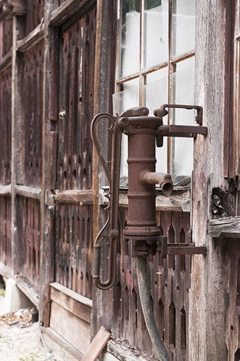 Pompe manuelle contre la façade ouest des communs. © Jérôme Mongreville / Région Bourgogne-Franche-Comté, Inventaire du patrimoine - 2011