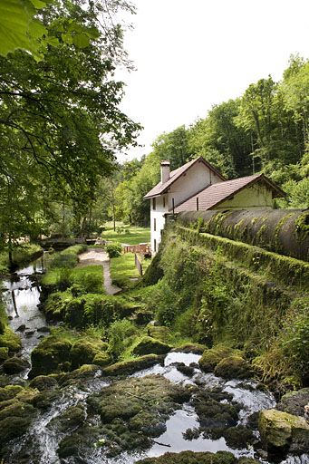 Le moulin vu depuis la source. © Jérôme Mongreville / Région Bourgogne-Franche-Comté, Inventaire du patrimoine - 2011 Le moulin vu depuis la source. © Jérôme Mongreville / Région Bourgogne-Franche-Comté, Inventaire du patrimoine - 2011