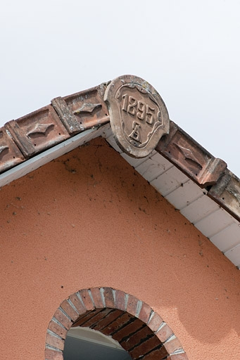 Pignon nord du bâtiment originel. Faîte du toit. © Jérôme Mongreville / Région Bourgogne-Franche-Comté, Inventaire du patrimoine - 2011