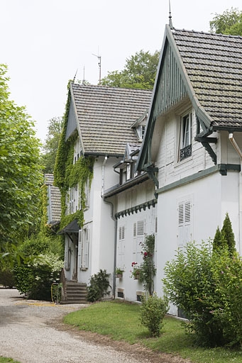 Façade antérieure vue de trois quarts. © Jérôme Mongreville / Région Bourgogne-Franche-Comté, Inventaire du patrimoine - 2011