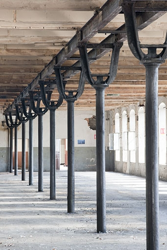 Atelier de fabrication nord. File de colonnes depuis le sud-ouest. © Jérôme Mongreville / Région Bourgogne-Franche-Comté, Inventaire du patrimoine - 2011
