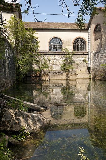 Mur oriental de la salle des turbines et canal de fuite. © Jérôme Mongreville / Région Bourgogne-Franche-Comté, Inventaire du patrimoine - 2011 Mur oriental de la salle des turbines et canal de fuite. © Jérôme Mongreville / Région Bourgogne-Franche-Comté, Inventaire du patrimoine - 2011