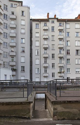 Cour des garages, vue latérale rapprochée. © Yves Sancey / Région Bourgogne-Franche-Comté, Inventaire du patrimoine - 2011