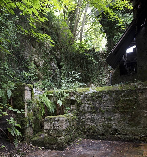 Vestiges des anciennes glacières de la ville (?) : 72 rue du Faubourg Rivotte. © Yves Sancey / Région Bourgogne-Franche-Comté, Inventaire du patrimoine - 2011