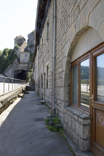 Vue d'ensemble la courette devant les maisons, de trois quarts droit. © Yves Sancey / Région Bourgogne-Franche-Comté, Inventaire du patrimoine - 2011