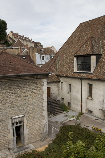 Façade latérale droite, détail de la partie gauche : de trois quarts droit. © Yves Sancey / Région Bourgogne-Franche-Comté, Inventaire du patrimoine - 2011