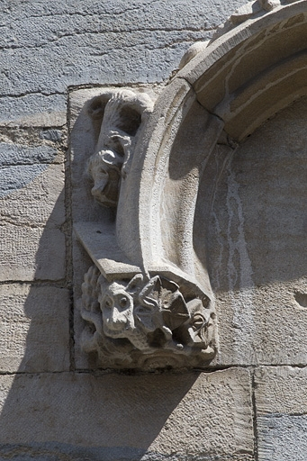 Façade antérieure, lucarne : détail de l'extrémité gauche de l'archivolte. © Yves Sancey / Région Bourgogne-Franche-Comté, Inventaire du patrimoine - 2011