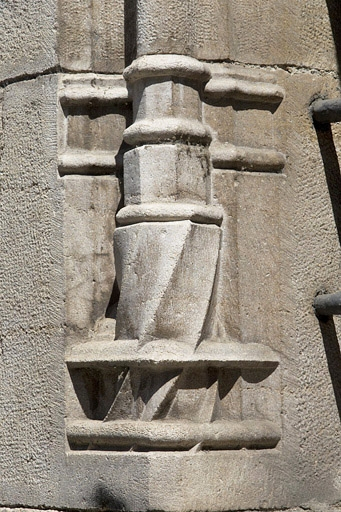 Façade antérieure, fenêtre au-dessus de l'entrée de cave : détail de la base prismatique gauche, vue rapprochée. © Yves Sancey / Région Bourgogne-Franche-Comté, Inventaire du patrimoine - 2011