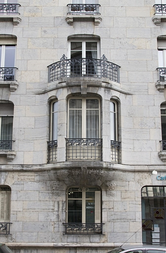 Façade latérale gauche : détail du bow-window. © Yves Sancey / Région Bourgogne-Franche-Comté, Inventaire du patrimoine - 2011