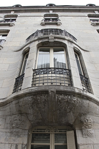 Façade latérale gauche : détail du bow-window en contre-plongée. © Yves Sancey / Région Bourgogne-Franche-Comté, Inventaire du patrimoine - 2011