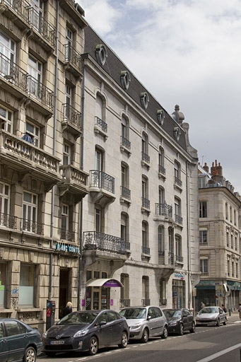 Vue d'ensemble de la façade latérale gauche. © Yves Sancey / Région Bourgogne-Franche-Comté, Inventaire du patrimoine - 2011