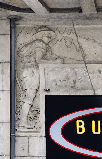 Détail du décor de l'entrée en bas-relief : le montagnard. © Yves Sancey / Région Bourgogne-Franche-Comté, Inventaire du patrimoine - 2011