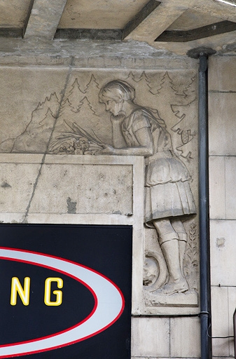 Détail du décor de l'entrée en bas-relief : la jeune fille. © Yves Sancey / Région Bourgogne-Franche-Comté, Inventaire du patrimoine - 2011