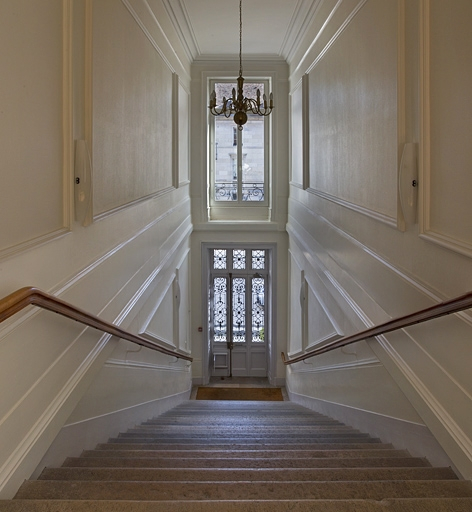 Intérieur : vue de l'escalier en direction de l'entrée. © Yves Sancey / Région Bourgogne-Franche-Comté, Inventaire du patrimoine - 2011