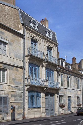 Deuxième logis secondaire : vue d'ensemble depuis la rue, de trois quarts gauche. © Yves Sancey / Région Bourgogne-Franche-Comté, Inventaire du patrimoine - 2011