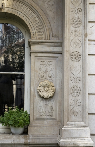 Façade d'angle, baie du rez-de-chaussée : détail du décor de l'enncadrement. © Yves Sancey / Région Bourgogne-Franche-Comté, Inventaire du patrimoine - 2011