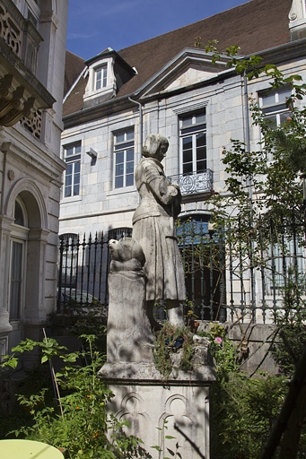 Statue de Jeanne d'Arc devant la façade d'angle : de profil. © Yves Sancey / Région Bourgogne-Franche-Comté, Inventaire du patrimoine - 2011