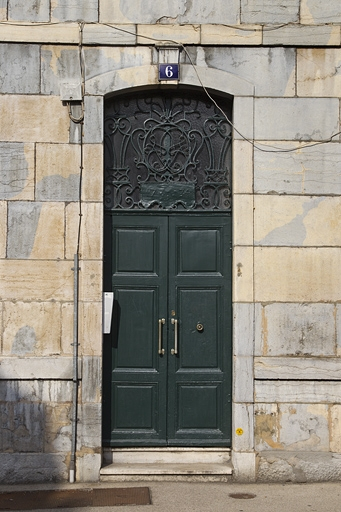 Façade antérieure : détail de la porte d'entrée. © Yves Sancey / Région Bourgogne-Franche-Comté, Inventaire du patrimoine - 2011