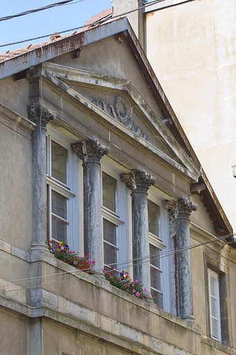 Logis principal, deuxième étage, partie centrale : détail des colonnes supportant le fronton, de trois quarts gauche. © Yves Sancey / Région Bourgogne-Franche-Comté, Inventaire du patrimoine - 2011