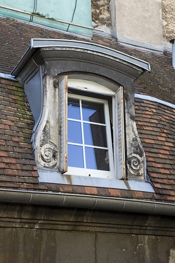 Première cour, logis principal : détail d'une lucarne, aile à droite de la cour. © Yves Sancey / Région Bourgogne-Franche-Comté, Inventaire du patrimoine - 2011