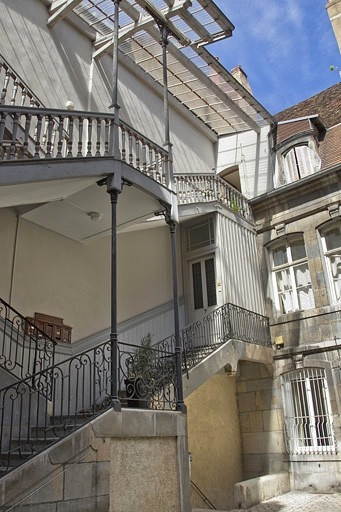 Vue d'ensemble de l'escalier à cage ouverte : de trois quarts gauche. © Yves Sancey / Région Bourgogne-Franche-Comté, Inventaire du patrimoine - 2011