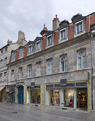 Vue d'ensemble rapprochée sur rue, de trois quarts droit. © Yves Sancey / Région Bourgogne-Franche-Comté, Inventaire du patrimoine - 2011