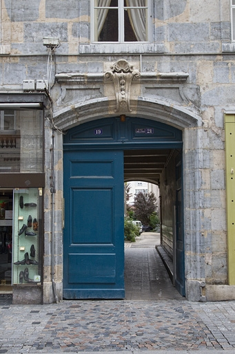 Logis principal, façade antérieure : détail du portail d'entrée. © Yves Sancey / Région Bourgogne-Franche-Comté, Inventaire du patrimoine - 2011
