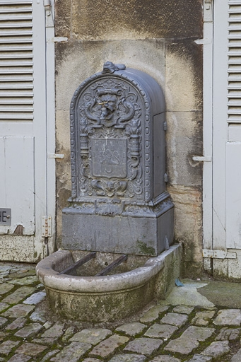 Détail de la borne fontaine située à droite de la cour, de trois quarts droit. © Yves Sancey / Région Bourgogne-Franche-Comté, Inventaire du patrimoine - 2011