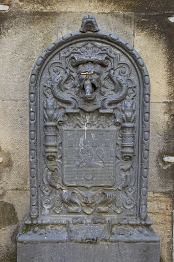 Détail de la borne fontaine située à droite de la cour, de face. © Yves Sancey / Région Bourgogne-Franche-Comté, Inventaire du patrimoine - 2011