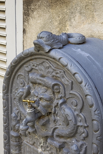 Détail de la partie supérieure de la borne fontaine située à droite de la cour, de trois quarts droit. © Yves Sancey / Région Bourgogne-Franche-Comté, Inventaire du patrimoine - 2011