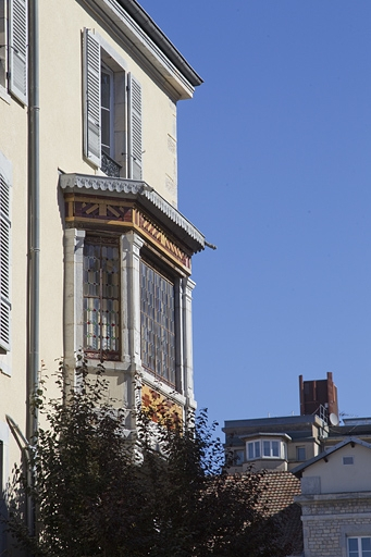 Premier logis secondaire : détail du bow window, de trois quarts gauche. © Yves Sancey / Région Bourgogne-Franche-Comté, Inventaire du patrimoine - 2011