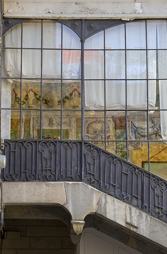 Escalier à cage ouverte, détail du décor peint depuis l'extérieur : de face. © Yves Sancey / Région Bourgogne-Franche-Comté, Inventaire du patrimoine - 2011