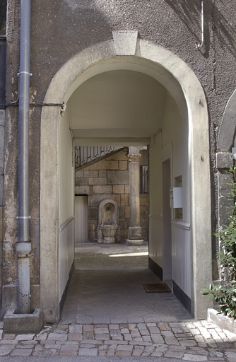 Aile des remises : détail de la porte de communication avec la parcelle voisine. © Yves Sancey / Région Bourgogne-Franche-Comté, Inventaire du patrimoine - 2011