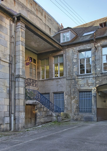 Première cour, aile droite : vue d'ensemble du premier escalier à cage ouverte, de trois quarts gauche. © Yves Sancey / Région Bourgogne-Franche-Comté, Inventaire du patrimoine - 2011