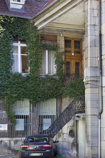Aile droite, deuxième escalier à cage ouverte : vue d'ensemble de trois quarts droit. © Yves Sancey / Région Bourgogne-Franche-Comté, Inventaire du patrimoine - 2011