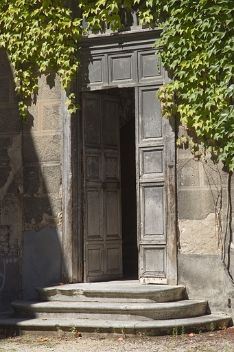 Logis secondaire, aile gauche dans la deuxième cour : détail d'une porte d'entrée. © Yves Sancey / Région Bourgogne-Franche-Comté, Inventaire du patrimoine - 2011