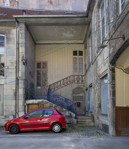 Première cour, aile droite : vue d'ensemble du premier escalier à cage ouverte, de face. © Yves Sancey / Région Bourgogne-Franche-Comté, Inventaire du patrimoine - 2011